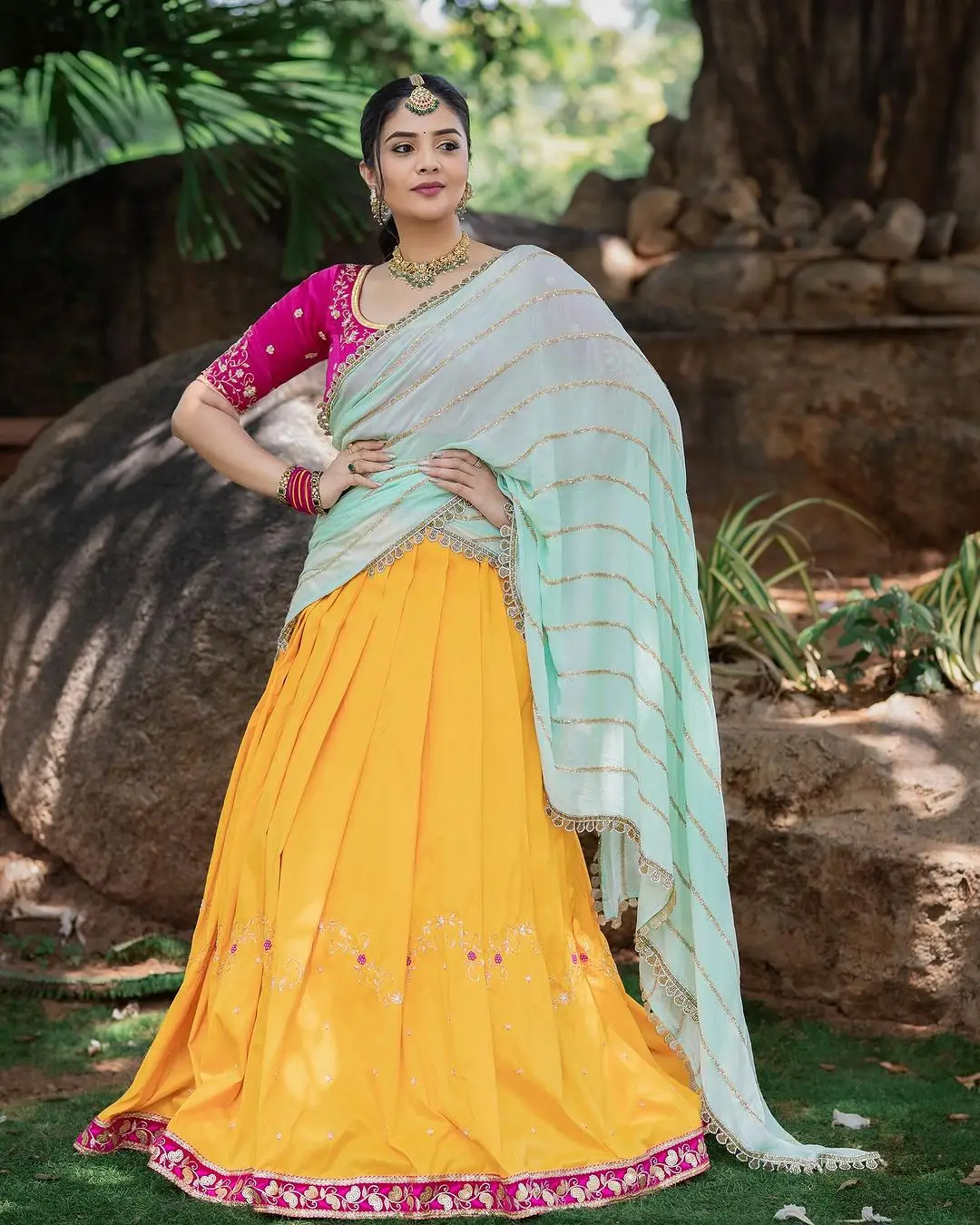 INDIAN TV ACTRESS SREEMUKHI IN YELLOW LEHENGA BLUE CHOLI 7